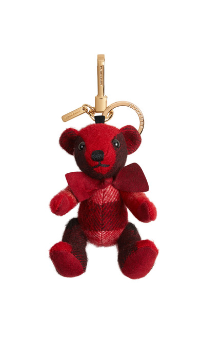 Burberry 緋紅色格紋喀什米爾泰迪熊吊飾,6,200元。